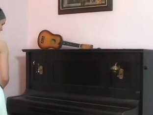 brunette chick fucks huge