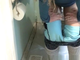 Blonde pulls down her leggings and pees