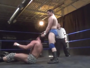 Hot Wrestling Men: Reeves vs Vine