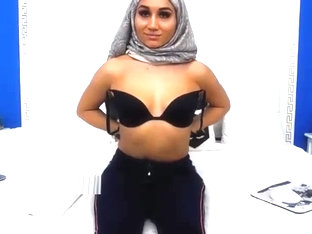 Sexy Arab Girl Spreads Pussy On Live Video