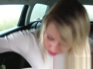 i Blonde babe sucks and fucks in taxi