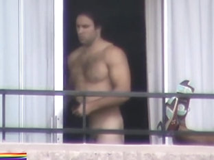 AMIGOS HETEROS DE VACACIONES EN LA PLAYA SALEN DESNUDO AL BALCON DEL HOTEL