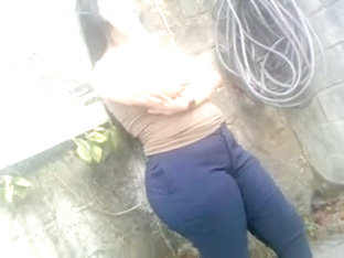 Graba el culote de su hermana mientra habla por telefono