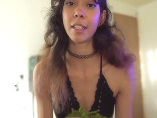 Cindy Luna Petite And Leyton Big In Practicando Boxeo Golpeo Al Vecino Y No Me Queda De Otra Que Consentirlo Chupandole Su Gran Verga Y Me Dejo Follar