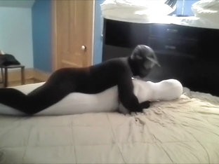 Black zentai vs White zentai