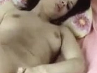 Sexy morena sola y bastante cachonda.
