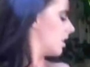 3 hose dames parade around