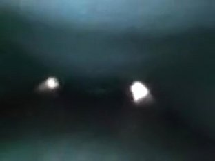 Garota paga boquete e goza na vara.