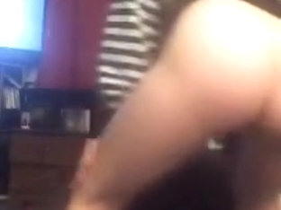 Beautiful girl masturbates (Bella ragazza si masturba)