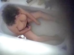 Mature Chick Masturbates In The Tub