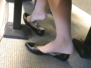 Candid Us College Teen Shoeplay Feet Dangling In Nylons Pt 2