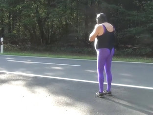 Im Catsuit auf dem Parkplatz