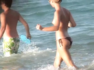 Topless Girl Playing On The Beach And Getting Voyeured