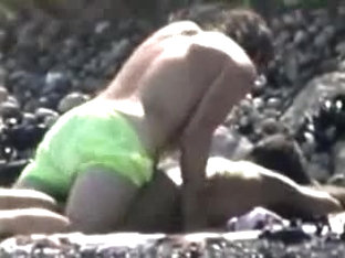 Beach voyeur video: girl giving a blow job