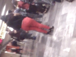 Nalgotas En Pantalon Apretado Rojo Ii