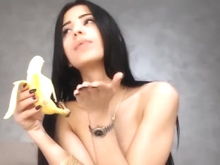 Bootylicious Latina hottie has her pussy plowed