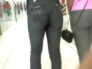 Ass crack swallowed the sweatpants