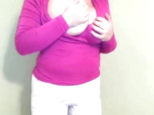 Lateshay tits in a pink top