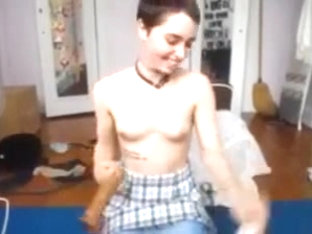 Belle jeune brune se masturbe et se gode