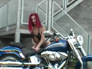 Ariel Piper Fawn -biking